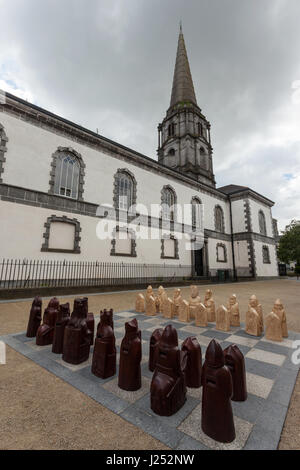 Große Schachfiguren in Waterford Town Square Stockfoto