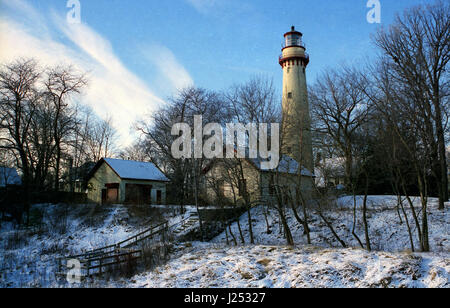 Schnee bedeckt die Sanddünen an der Grosse Point Leuchtturm am Lake Michigan in Evanston, Illinois. Stockfoto