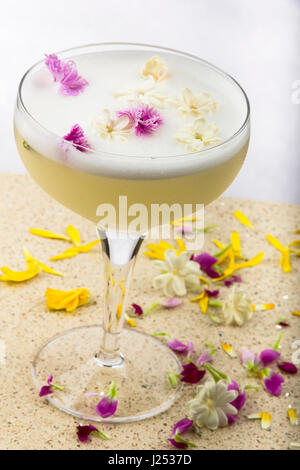Gin, Cointreau, frische Zitrone, Jasmin-Tee Sirup Ei weißen serviert in einem Coupette und garniert mit Jasmin & essbare Blumen Stockfoto