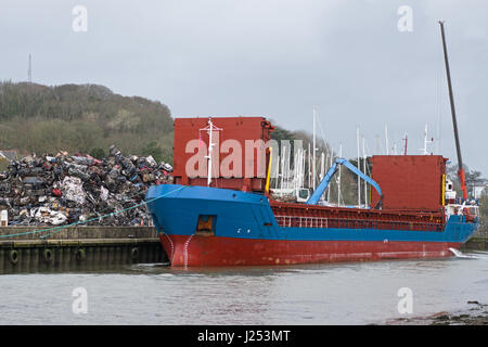 Frachtboot geladen mit zerkleinerten Metal aus verschrotteten Autos zu einem Cornish port UK Stockfoto