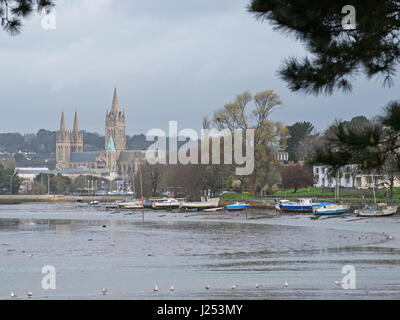 Die Kathedrale der Heiligen Jungfrau Maria und Riverside in Truro, Cornwall, mit den Gezeiten Ebbe. Truro ist die südlichste Stadt Großbritanniens Stockfoto