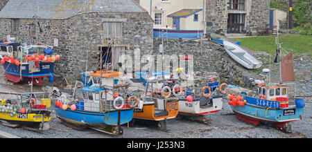 Angelboote/Fischerboote in einem Cornish Hafen gestrandet. Ihre Krustentier und Weißfisch Fänge sind ein wesentlicher Bestandteil der lokalen Wirtschaft Stockfoto