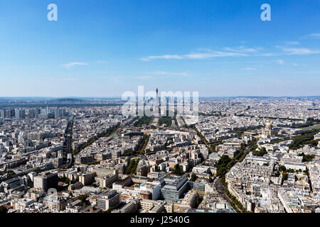 Blick über Paris, mit Blick auf den Eiffelturm und La Defense, von der Aussichtsplattform an der Spitze des Tour Montparnasse, Paris, Frankreich Stockfoto
