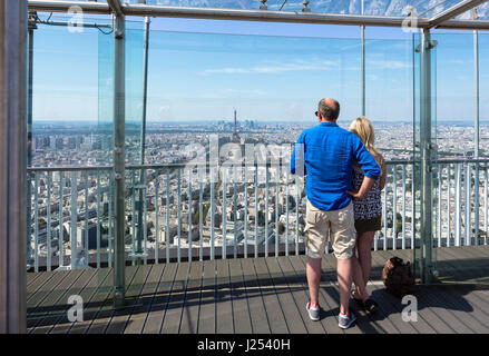 Paar auf der Aussichtsplattform an der Spitze des Tour Montparnasse, mit Blick auf den Eiffelturm und La Defense, Paris, Frankreich Stockfoto