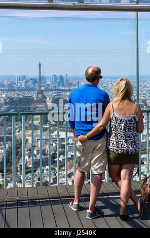 Paar auf der Aussichtsplattform an der Spitze des Tour Montparnasse, mit Blick auf den Eiffelturm und La Defense, Paris, Frankreich Stockfoto