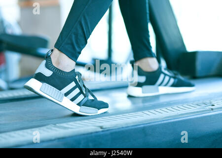 Mann auf Laufband im Fitness-Studio trainieren Stockfoto