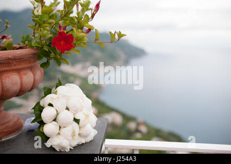 Pfingstrosen Hochzeit Blumenstrauß auf Hintergrund Amalfiküste, Italien Stockfoto