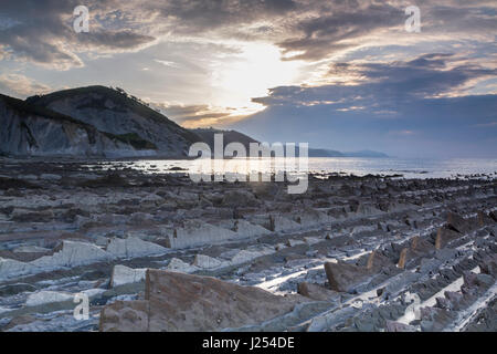 Flysch in Sakoneta Strand, Baskenland Stockfoto