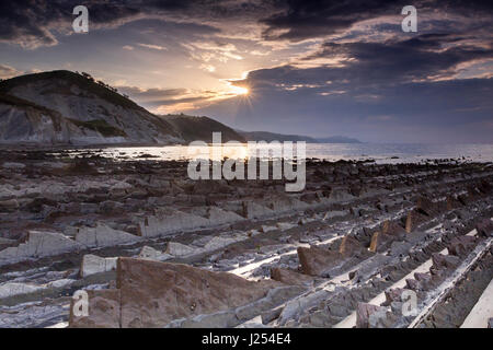 Flysch in Sakoneta Strand, Baskenland Stockfoto
