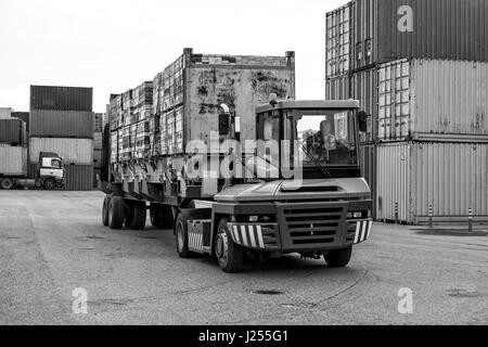 Riga, Lettland - 25. September 2016: Der Hafen von Riga. Handelslogistik im Hafen Lager. Stockfoto