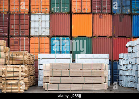 Container und fein säuberlich gestapelt Holzvorrat. Stockfoto