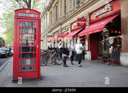 Rote Telefonzelle neben Garfunkel's Restaurant Stockfoto