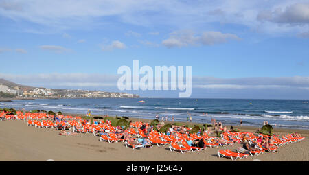 Rot Orange Liegestühle am Strand von Playa del Ingles auf Gran Canaria Kanarische Inseln in Spanien - Abend Blick Stockfoto