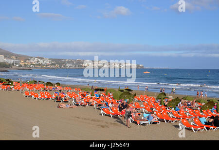 Rot Orange Liegestühle am Strand von Playa del Ingles auf Gran Canaria Kanarische Inseln in Spanien - Abend Blick Stockfoto