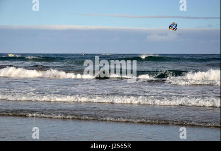 Playa del Ingles anzeigen mit parasailing Fallschirm über dem Atlantik auf Gran Canaria Kanarische Inseln in Spanien Stockfoto