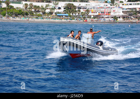 Teneriffa, Spanien - 1. Juli 2011: Unbekannte Touristen Bootsfahrt entlang des Ozeans. Stockfoto