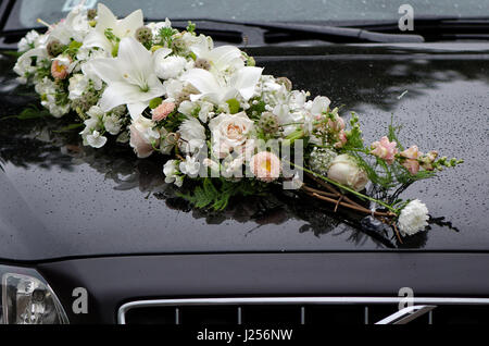 Blumenschmuck auf schwarze Hochzeit Maschinen Motorhaube. Stockfoto