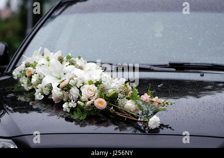 Blumenschmuck auf schwarze Hochzeit Maschinen Motorhaube. Stockfoto