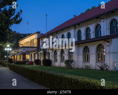 Bathhouse Row in der Abenddämmerung, Hot Springs Nationalpark, Arkansas. Stockfoto