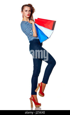 Einkaufen. Die französische Lebensart. In voller Länge Portrait von trendigen Frau mit Einkaufstüten von den Farben der französischen Flagge isoliert auf weißem Hintergrund looki Stockfoto