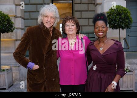 NUR zur redaktionellen Nutzung Bob Geldof, Harriet Cullen, Lehrstuhl für das Keats-Shelley Memorial Association und Baroness Floella Benjamin stellen auf die 2017 Keats-Shelley-Preis für Essays und Gedichte, in der Gesellschaft von Antiquaries in London. Stockfoto