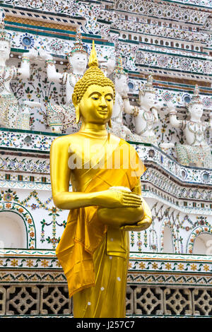 Eine goldene Buddha-Statue im Wat Arun (Tempel der Morgenröte) in Bangkok, Thailand Stockfoto