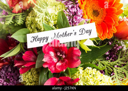 Schönen Muttertag, Grußkarte, mit Strauß Frühlingsblumen. Stockfoto