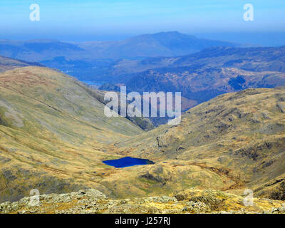 Blick auf den Fjälls im englischen Lake District von Scafell Pike, Englands höchste Gipfel. Stockfoto