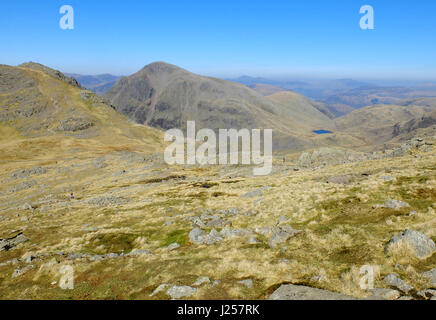 Blick auf den Fjälls im englischen Lake District von Scafell Pike, Englands höchste Gipfel. Stockfoto