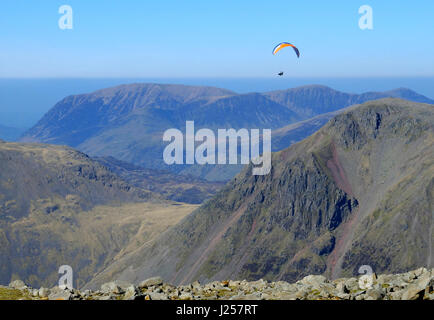 Gleitschirm Start vom Gipfel des Scafell Pike und Paragliding in den Fjälls von der englischen Lake District, Cumbria Stockfoto