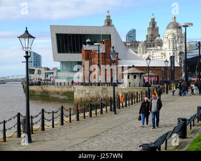 Albert Dock Parade, Liverpool, neben dem Fluss Mersey. Das Royal Liver Building, Port of Liverpool Building und das Liverpool Museum zeigt. Stockfoto