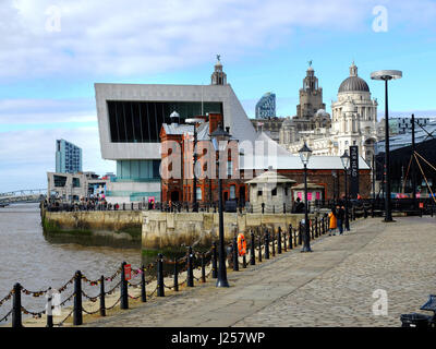 Albert Dock Parade, Liverpool, neben dem Fluss Mersey. Das Royal Liver Building, Port of Liverpool Building und das Liverpool Museum zeigt. Stockfoto