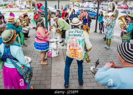 Die fabelhaften Karneval Band unterhält am Earth Day Parade und Festival, Vancouver, Britisch-Kolumbien, Kanada Stockfoto