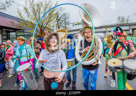 Die fabelhaften Karneval Band unterhält am Earth Day Parade und Festival, Vancouver, Britisch-Kolumbien, Kanada Stockfoto