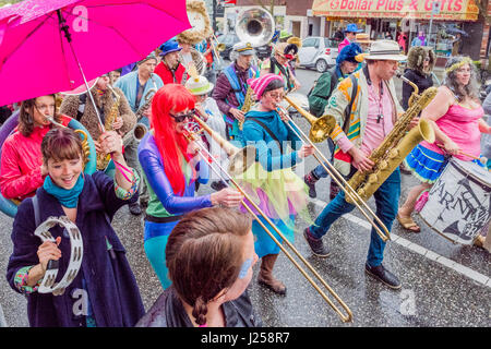 Die fabelhaften Karneval Band unterhält am Earth Day Parade und Festival, Vancouver, Britisch-Kolumbien, Kanada Stockfoto