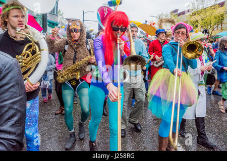 Die fabelhaften Karneval Band unterhält am Earth Day Parade und Festival, Vancouver, Britisch-Kolumbien, Kanada Stockfoto