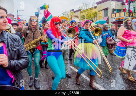 Die fabelhaften Karneval Band unterhält am Earth Day Parade und Festival, Vancouver, Britisch-Kolumbien, Kanada Stockfoto