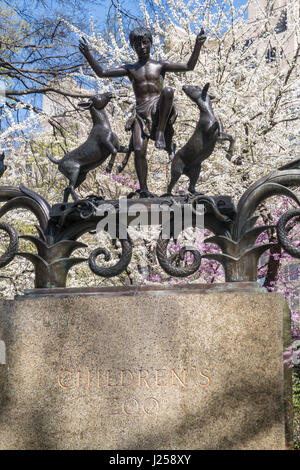 Der Lehman Tore sind eine bronzene Skulptur Wahrzeichen am Zoo im Central Park, New York City, USA Stockfoto