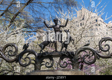 Der Lehman Tore sind eine bronzene Skulptur Wahrzeichen am Zoo im Central Park, New York City, USA Stockfoto