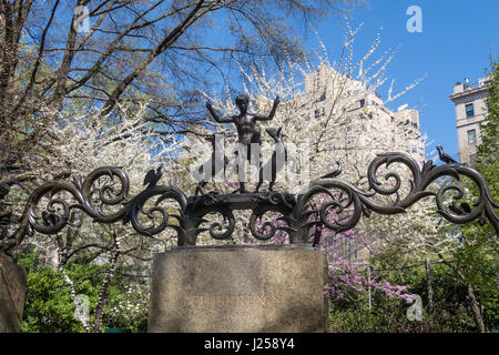 Der Lehman Tore sind eine bronzene Skulptur Wahrzeichen am Zoo im Central Park, New York City, USA Stockfoto