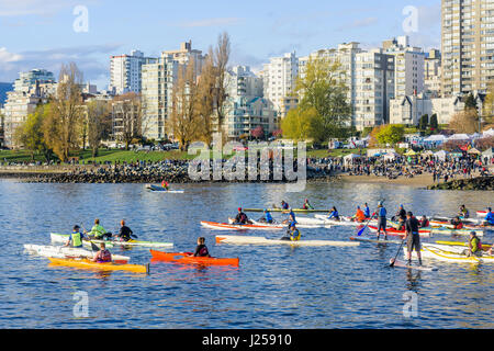 Paddler warten auf Thye Beginn der Big Chop Sommer Paddel Race, English Bay, Vancouver, Britisch-Kolumbien, Kanada. Stockfoto