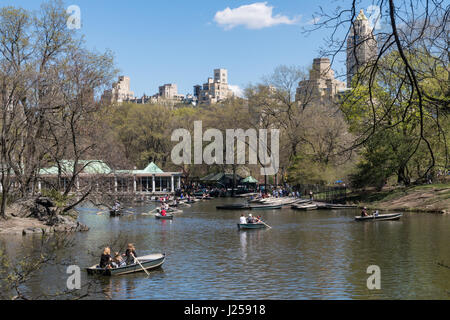 Der See und Loeb Boathouse in New York Central Park, Frühling, Stockfoto