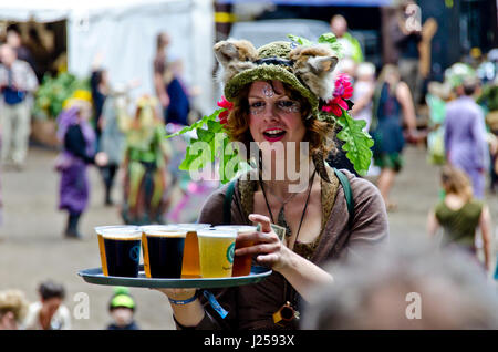 Frau serviert Bier bei Faerieworlds Stockfoto
