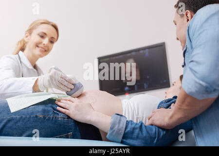 Positiven Arzt Ultraschall Überwachung für Schwangere in der Klinik Stockfoto