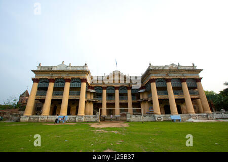 Der zweistöckige Puthia Palast, der die wichtigsten Struktur im Bereich auf der Nordseite ist. Dieser Palast wurde von Rani Hemanta Kumari gebaut. Stockfoto