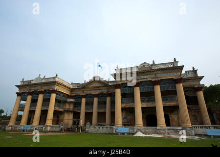 Der zweistöckige Puthia Palast, der die wichtigsten Struktur im Bereich auf der Nordseite ist. Dieser Palast wurde von Rani Hemanta Kumari gebaut. Stockfoto