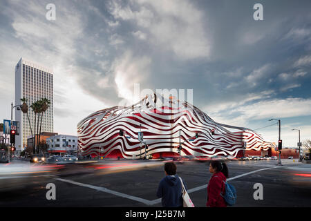 Außenansicht von der Ecke des Wilshire Boulevard und Fairfax Avenue in der Abenddämmerung. Petersen Automotive Museum, Los Angeles, Vereinigte Staaten von Amerika. Architekt: Koh Stockfoto