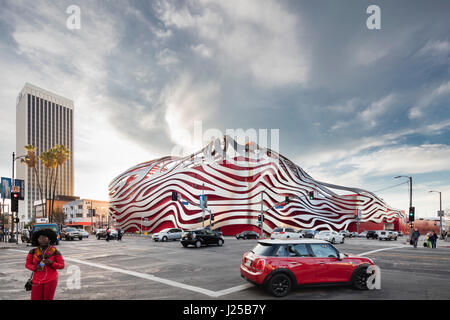 Außenansicht von der Ecke des Wilshire Boulevard und Fairfax Avenue. Petersen Automotive Museum, Los Angeles, Vereinigte Staaten von Amerika. Architekt: Kohn Peders Stockfoto