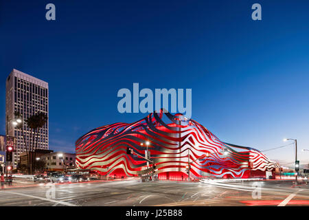 Außenansicht von der Ecke des Wilshire Boulevard und Fairfax Avenue in der Nacht. Petersen Automotive Museum, Los Angeles, Vereinigte Staaten von Amerika. Architekt: Ko Stockfoto