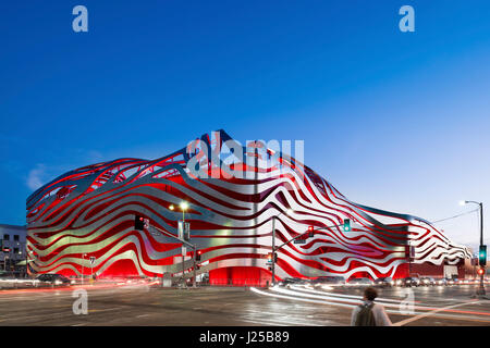 Außenansicht von der Ecke des Wilshire Boulevard und Fairfax Avenue in der Nacht. Petersen Automotive Museum, Los Angeles, Vereinigte Staaten von Amerika. Architekt: Ko Stockfoto